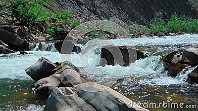 Rasender Gebirgsfluss Wildness des sauberen, klaren Wassers im Gebirgsfluss Langsame Bewegung Konzept der Behandlung von stock footage Rasender Gebirgsfluss Wildness des sauberen, klaren Wassers im Gebirgsfluss Langsame Bewegung Konzept der Behandlung von stock footage