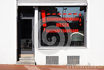Raumungsverkauf wegen Geschaftsaufgabe translates from German clearance sale due to store closure Stock Photo