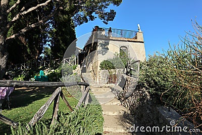Ravello - Scorcio del Terrazzo dell`Infinito di Villa Cimbrone dal giardino Editorial Stock Photo