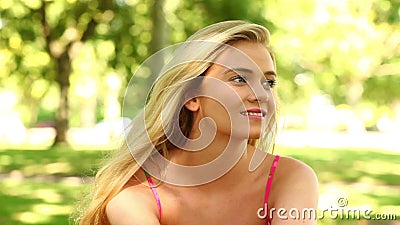 Recht blonde Entspannung im Park und Lächeln an der Kamera Recht blonde Entspannung im Park und Lächeln an der Kamera