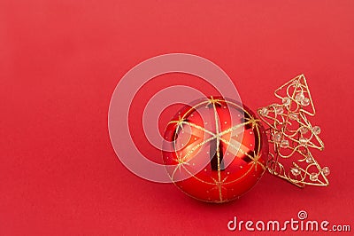 red christmas tree ball and christmas tree - rote Weihnachtskugel mit goldenem Weihnachtsbaum Stock Photo