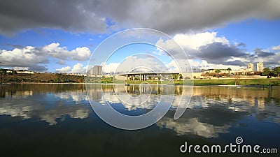Reflexão da nuvem no lago Reflexão da nuvem no lago