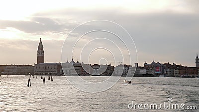 Reisen Sie auf Grand Canal, Panorama der europäischen Stadt und des Motorbootschwimmens entlang Wasserstraßen stock footage Reisen Sie auf Grand Canal, Panorama der europäischen Stadt und des Motorbootschwimmens entlang Wasserstraßen stock footage
