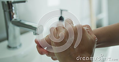 Reispreventie van het coronavirus : handhygiëne , handen wassen met zeep in warm water voor coronavirusbacteriën stock video Reispreventie van het coronavirus : handhygiëne , handen wassen met zeep in warm water voor coronavirusbacteriën stock video