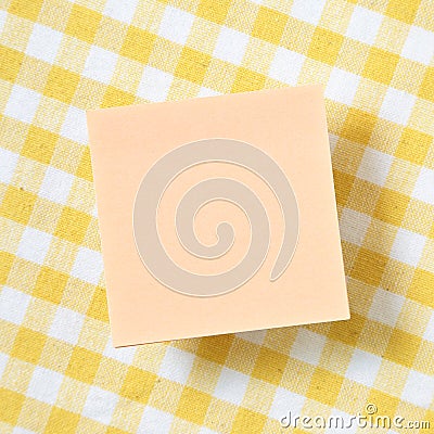 Reminder sticky note on yellow check pattern fabric background Stock Photo