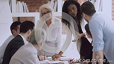 Responsabile della squadra d'affari di colore parla ai dipendenti alla riunione Responsabile della squadra d'affari di colore parla ai dipendenti alla riunione