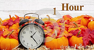 Retour 1 heure message de changement de temps avec réveil rétro avec citrouilles et feuilles de chute illustration stock Retour 1 heure message de changement de temps avec réveil rétro avec citrouilles et feuilles de chute illustration stock