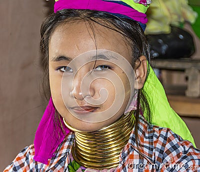 NYAUNG SHWE, MYANMAR - 16 DE AGOSTO DE 2015: retrato de la mujer de la tribu ... - retrato-de-la-mujer-de-la-tribu-del-padaung-60994932