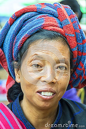 NYAUNG SHWE, MYANMAR - 16 DE AGOSTO DE 2015: retrato de la mujer de la tribu ... - retrato-de-la-mujer-de-la-tribu-del-padaung-61534699