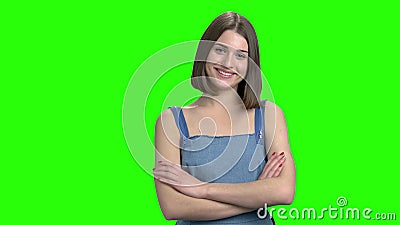 Retrato de la mujer joven adorable que liga, sonriendo con los dientes Retrato de la mujer joven adorable que liga, sonriendo con los dientes