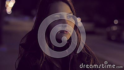 Retrato de uma menina adolescente de sorriso pensativa bonito em uma rua da cidade da noite slowmo de 4K UHD vídeos de arquivo Retrato de uma menina adolescente de sorriso pensativa bonito em uma rua da cidade da noite slowmo de 4K UHD vídeos de arquivo
