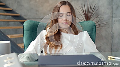 Retrato de una mujer de negocios cansada calmando en un lugar de trabajo remoto almacen de metraje de vídeo Retrato de una mujer de negocios cansada calmando en un lugar de trabajo remoto almacen de metraje de vídeo