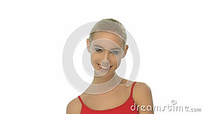 Retrato do modelo de forma ucraniano bonito no fundo branco filme Retrato do modelo de forma ucraniano bonito no fundo branco filme