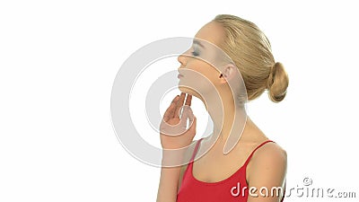 Retrato do modelo de forma ucraniano bonito no fundo branco video estoque Retrato do modelo de forma ucraniano bonito no fundo branco video estoque