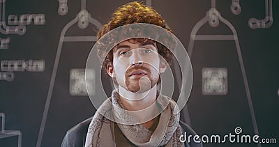 Retrato ocasional de sorriso do homem adulto novo encaracolado seguro do ar Homem de negócios incorporado, freelancer, estudante, video estoque Retrato ocasional de sorriso do homem adulto novo encaracolado seguro do ar Homem de negócios incorporado, freelancer, estudante, video estoque