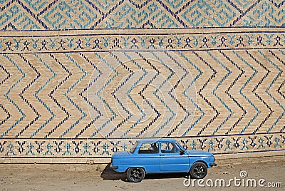 Retro soviet car near Bibi-Khanym mosque wall Stock Photo