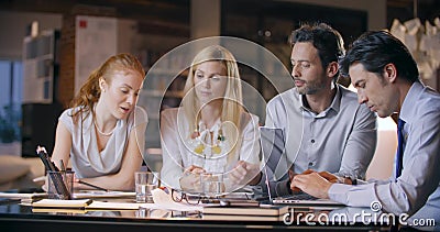 Reunião do escritório do trabalho da equipe da empresa Quatro povos caucasianos do homem de negócios e da mulher de negócios agru vídeos de arquivo Reunião do escritório do trabalho da equipe da empresa Quatro povos caucasianos do homem de negócios e da mulher de negócios agru vídeos de arquivo