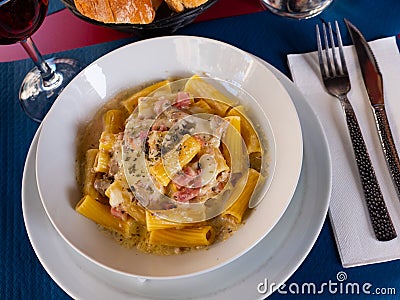 Rigatoni alla carbonara in cream cheese sauce with pancetta Stock Photo