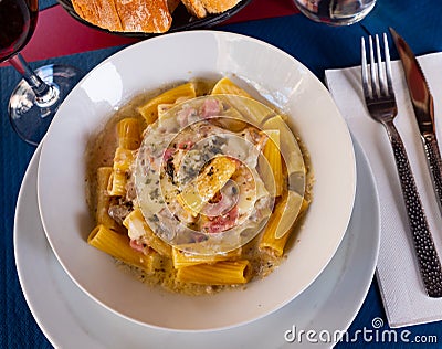 Rigatoni alla carbonara in cream cheese sauce with pancetta Stock Photo