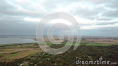 Ringkobing, Jutland, Dänemark - 04.08.2019 : In der Nähe des Strandes befinden sich zahlreiche schöne Ferienhäuser stock video Ringkobing, Jutland, Dänemark - 04.08.2019 : In der Nähe des Strandes befinden sich zahlreiche schöne Ferienhäuser stock video