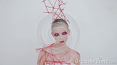 Ritratto della ragazza misteriosa con trucco creativo e l'acconciatura elegante archivi video Ritratto della ragazza misteriosa con trucco creativo e l'acconciatura elegante archivi video