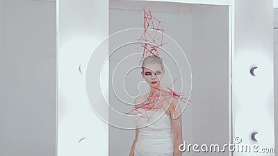 Ritratto della ragazza misteriosa con trucco creativo e l'acconciatura elegante archivi video Ritratto della ragazza misteriosa con trucco creativo e l'acconciatura elegante archivi video