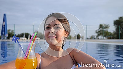 Ritratto di bella ragazza che il cocktail variopinto bevente riunisce su aria aperta nella vacanza estiva video d archivio Ritratto di bella ragazza che il cocktail variopinto bevente riunisce su aria aperta nella vacanza estiva video d archivio