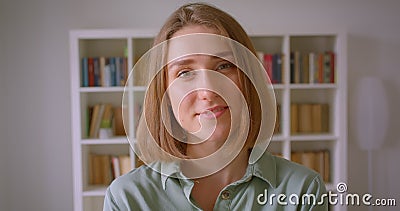 Ritratto di giovani sorrisi caucasici della studentessa allegro e vago nella macchina fotografica a casa stock footage Ritratto di giovani sorrisi caucasici della studentessa allegro e vago nella macchina fotografica a casa stock footage