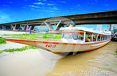 River taxi picking up passengers Stock Photo