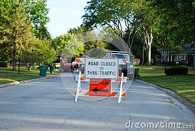 Road closed to thru traffic detour construction sign in a residential neighborhood Stock Photo