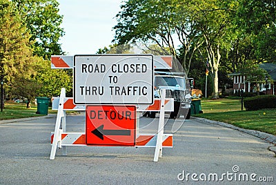 Road closed to thru traffic detour construction sign in a residential neighborhood Stock Photo