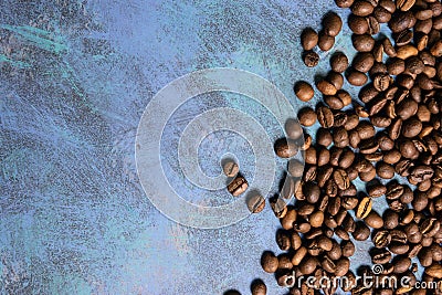 Roasted coffee beans in bulk on a blue background. dark cofee roasted grain flavor aroma cafe, natural coffe shop background, top Stock Photo