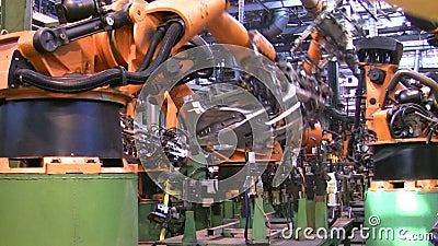 Roboty spawają samochodowe części w linii produkcyjnej przy fabryką Roboty spawają samochodowe części w linii produkcyjnej przy fabryką
