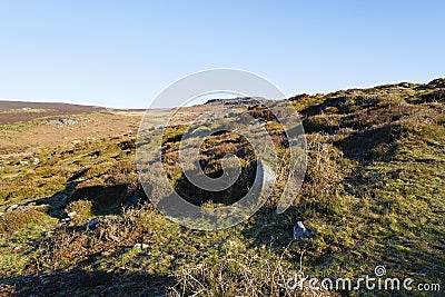 Rocks and unfinished millstones lie on Burbage Edge Stock Photo