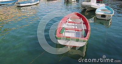 Rode houten roeiboot in de haven van Portofino, Italië, Europa stock videobeelden Rode houten roeiboot in de haven van Portofino, Italië, Europa stock videobeelden
