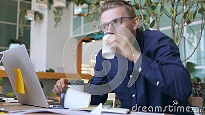 Rolig galen programmerare med koffeinböjelse som dricker kaffe, och skriva som är snabbt på bärbara datorn i kontoret 4K lager videofilmer Rolig galen programmerare med koffeinböjelse som dricker kaffe, och skriva som är snabbt på bärbara datorn i kontoret 4K lager videofilmer