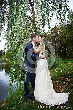 https://thumbs.dreamstime.com/x/romantic-kiss-bride-groom-beautiful-nature-17126349.jpg