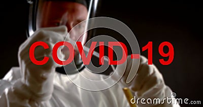 Roodletters omhullen 19 als waarschuwing voor infectie en een wereldwijde pandemie Op de achtergrond verzamelt een mannelijke vir stock video Roodletters omhullen 19 als waarschuwing voor infectie en een wereldwijde pandemie Op de achtergrond verzamelt een mannelijke vir stock video