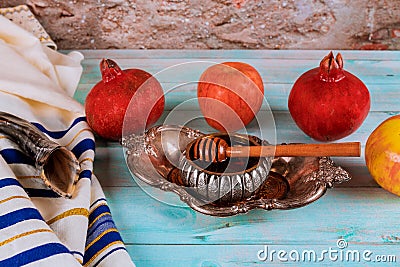 Shofar and tallit with honey jar and fresh ripe apples. Jewish new year Yom Kippur and Rosh Hashanah Stock Photo