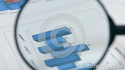rotação Estudando diagramas com uma lupa Mulher de negócios que trabalha com relatórios financeiros rotação Estudando diagramas com uma lupa Mulher de negócios que trabalha com relatórios financeiros