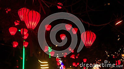 Rote chinesische Lit-Laternen im dunklen nächtlichen Himmel Rote chinesische Lit-Laternen im dunklen nächtlichen Himmel