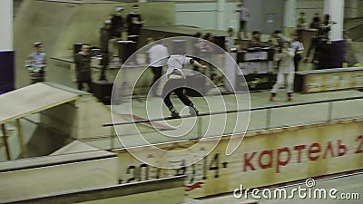 Rotolo sul recinto, salto, piede del pattinatore del rullo della gru a benna cineoperatore Concorrenza estrema nello skatepark pr archivi video Rotolo sul recinto, salto, piede del pattinatore del rullo della gru a benna cineoperatore Concorrenza estrema nello skatepark pr archivi video