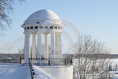 Rotunda-gazebo close-up on a frosty January day. Strelka Park. Yaroslavl Stock Photo