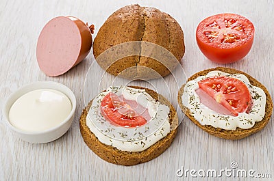 Round rye bread, sandwiches with sausage, tomatoes, mayonnaise, Stock Photo