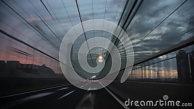 Route à grand trafic de route de pont du trafic personne POV en verre de bouclier de vent de la première avec le beau ciel orange banque de vidéos Route à grand trafic de route de pont du trafic personne POV en verre de bouclier de vent de la première avec le beau ciel orange banque de vidéos