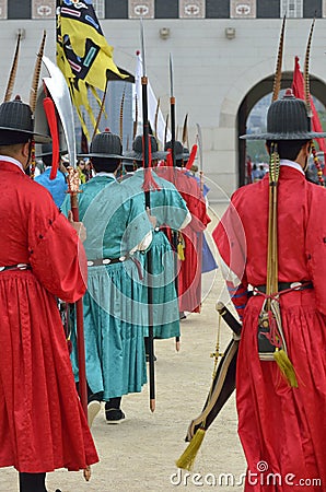 Row of armed guards in ancient traditional soldier uniforms in the old royal residence, Seoul, South Korea Stock Photo