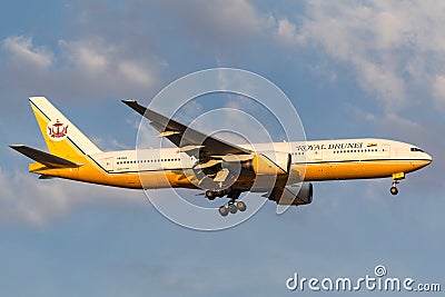 Royal Brunei Airlines Boeing 777-212/ER V8-BLA on approach to land at Melbourne International Airport. Editorial Stock Photo