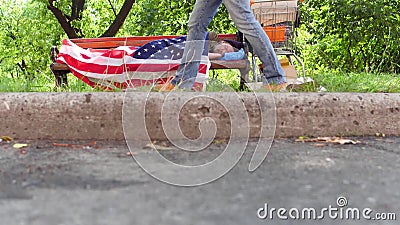 Rua da cidade, homem desabrigado idoso que encontra-se no banco, dormindo vídeos de arquivo Rua da cidade, homem desabrigado idoso que encontra-se no banco, dormindo vídeos de arquivo