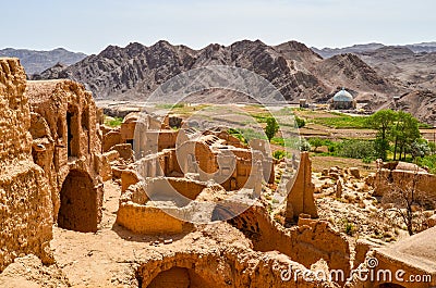 Ruins of the abandoned mud brick city Kharanaq near the ancient city Yazd in Iran Stock Photo