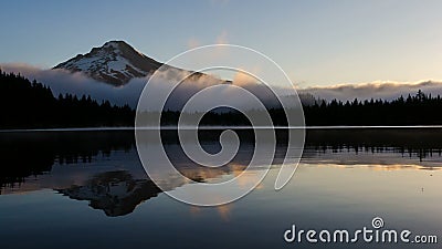 Rullande dimma- och flyttningmoln över den härliga Trillium sjön med monteringshuven i Oregon en otta på soluppgång Timelapse 108 lager videofilmer Rullande dimma- och flyttningmoln över den härliga Trillium sjön med monteringshuven i Oregon en otta på soluppgång Timelapse 108 lager videofilmer
